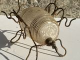 un petit insecte métallique posé sur une table