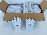 une boîte remplie de gants, posée sur une table
