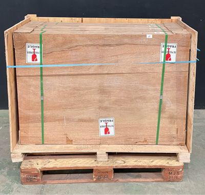 une palette sur laquelle est posée une caisse en bois