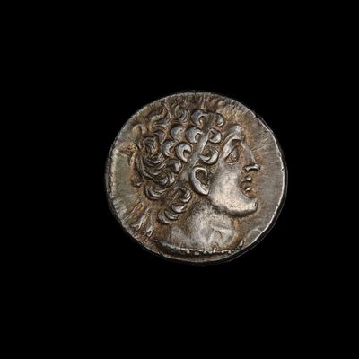 gros plan d'une pièce de monnaie sur laquelle figure un visage de femme