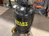 un compresseur d'air noir posé sur un chariot dans une pièce
