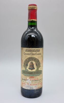 une bouteille de vin posée sur une table