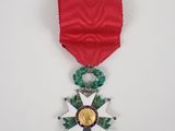 l'image d'une médaille avec une étoile sur une surface blanche