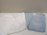 deux paires de jeans blancs et bleus posées sur une table