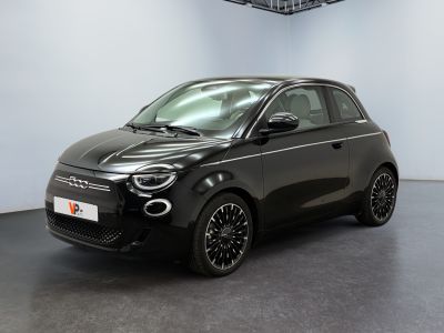 Une Smart noire est garée dans une grande pièce