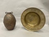 deux vases posés l'un à côté de l'autre sur une surface blanche
