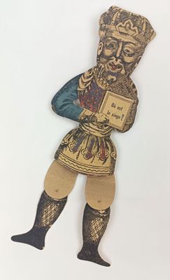 un gros plan sur une figurine représentant un homme tenant un livre