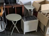 une pièce avec beaucoup de cartons et des cartons sur le sol