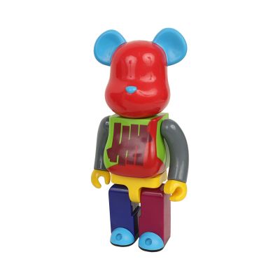 un ours en peluche qui porte un gilet et des bottes