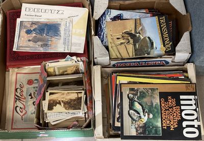 Lot de revues de mode, revues de moto et cartes postales anciennes.