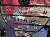 un porte-bijoux en forme de cœur sur lequel sont accrochées des boucles d'oreilles