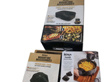 trois boîtes de nourriture empilées les unes sur les autres sur une table