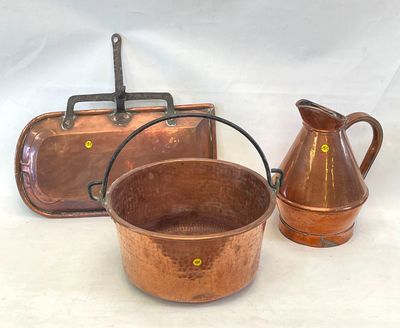 deux casseroles en cuivre et une cruche en cuivre sur fond blanc