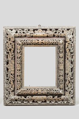 un vieux cadre photo en bois orné d'un motif décoratif