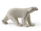 une petite figurine d'ours polaire blanc sur fond blanc