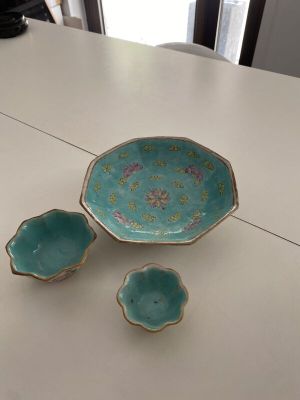 deux bols et un autre bol posés sur une table recouverte d'une nappe blanche