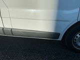 une camionnette blanche garée sur le bord de la route
