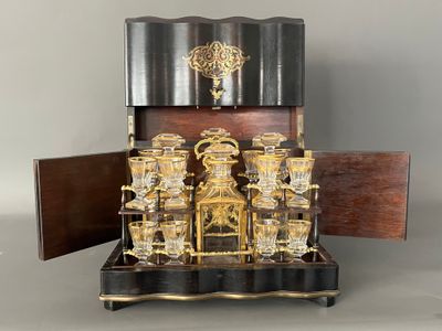 une boîte en bois contenant plusieurs verres