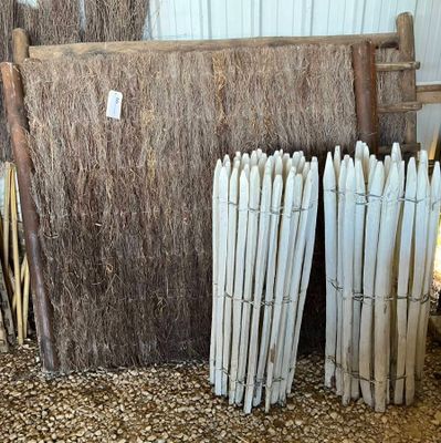 une grande quantité de paille empilée les unes sur les autres dans une grange