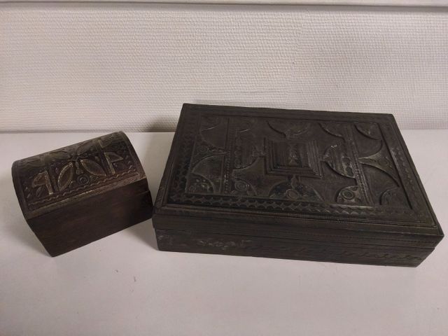 Coffre en bois gainé de cuir et petit coffret bombé