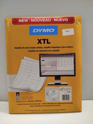 le carton d'un écran d'ordinateur est posé sur une table