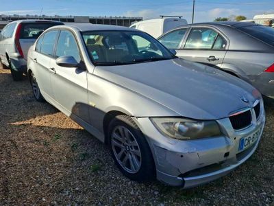 une photo d'une BMW argentée garée sur un parking