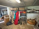une photo d'une pièce avec un tas de vêtements sur un portant