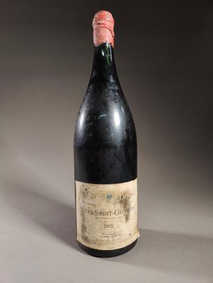 une vieille bouteille de vin posée sur une table