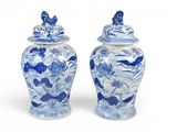 paire de vases bleus et blancs ornés d'oiseaux et de fleurs