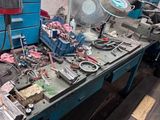 un établi avec de nombreux outils