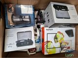 de nombreuses boîtes contenant du matériel électronique, empilées dans une boîte posée par terre