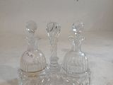deux bouteilles en verre transparent posées sur une surface blanche