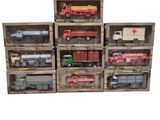 de nombreux types de camions jouets dans une vitrine