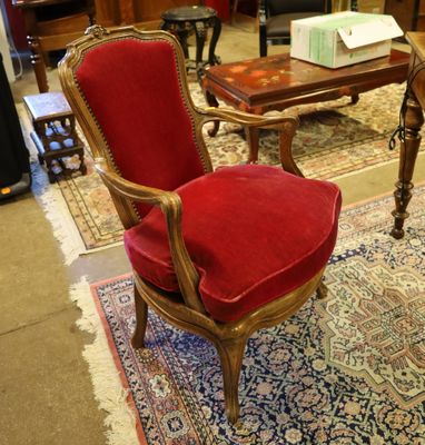 un fauteuil rouge dans un salon avec un tapis bleu