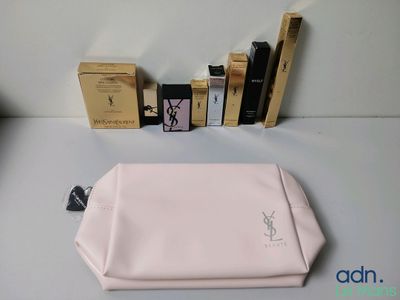 un sac rose posé sur une table à côté de quelques livres