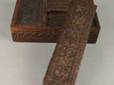une vieille boîte en bois ornée d'une croix, posée sur une table