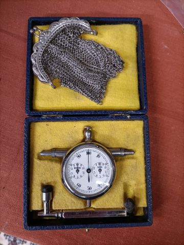  Ancien comparateur de surface en coffret. Joint bourse en métal.