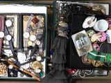 une valise ouverte, remplie d'objets divers, posée sur une table