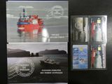 une carte postale représentant un bateau sur l'eau