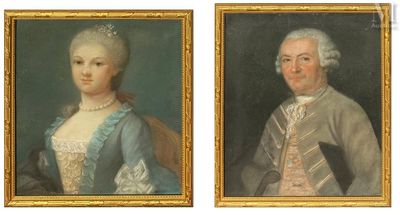 deux portraits d'un homme et d'une femme sont présentés dans un cadre en or