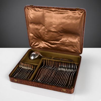 un coffret contenant de l'argenterie sur une table