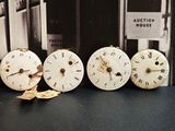 quatre horloges posées les unes à côté des autres sur une table