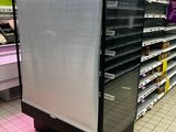 un réfrigérateur au milieu d'une allée de supermarché