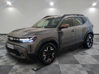 Le SUV gris est garé dans une pièce au sol carrelé.