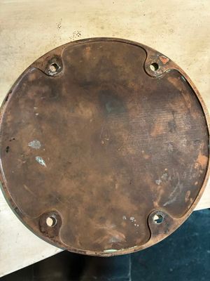 une assiette marron posée sur une table noire