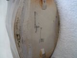 un gros plan d'une horloge sur un mur blanc