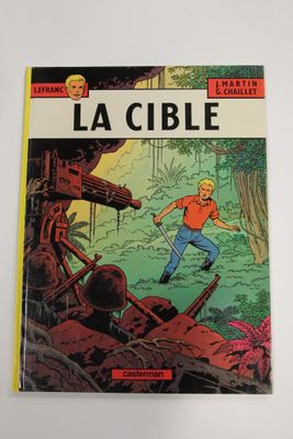 la couverture d'une bande dessinée sur laquelle on voit un homme qui court dans une forêt