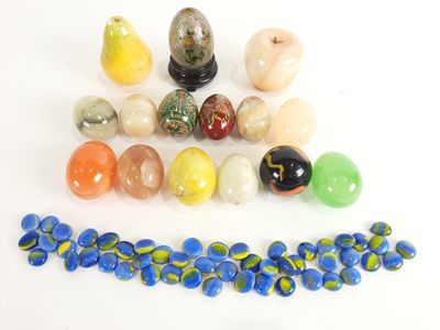 de nombreuses perles de verre de différentes sortes sur un fond blanc