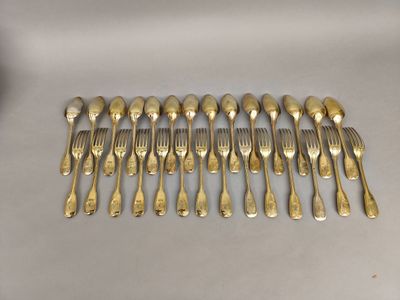beaucoup de fourchettes et de cuillères sur la table