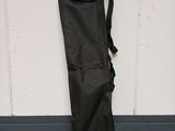 une photo d'un pantalon noir accroché au mur